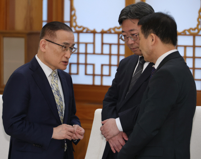 대화하는 참모진