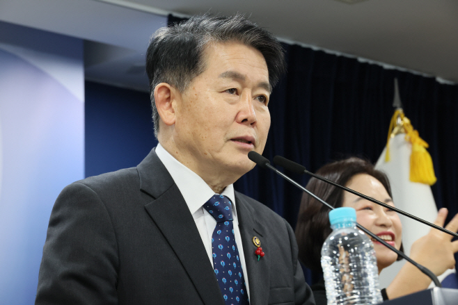 2026 업무추진계획 브리핑하는 김경협 재외동포청장<YONHAP NO-3907>