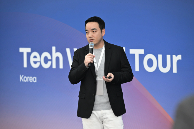 [사진자료1] 르노 _테크 월드 투어_에서 발표하고 있는 티맵모빌리티 박서하 부사장