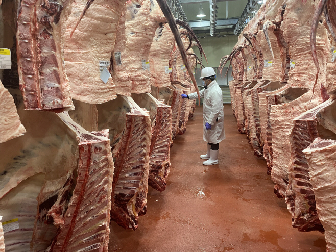 [붙임]_축산물_검사관_사진_1