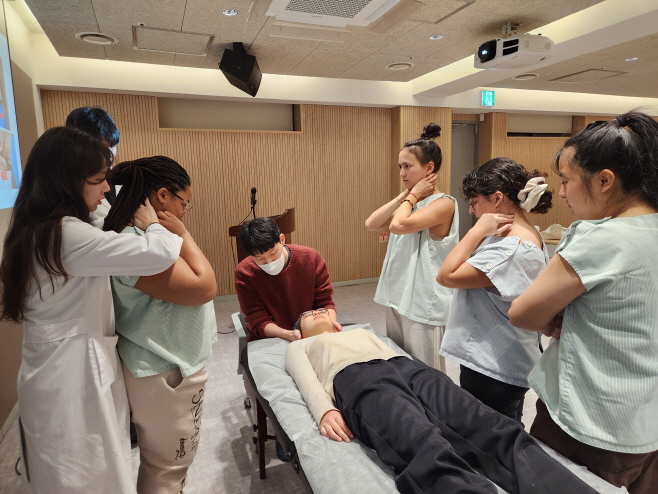 [사진설명] ‘2026 자생메디컬아카데미 겨울 인턴십 프로그램’에 참여한 학생들이 한의치료 강의를 듣고 있는 모습