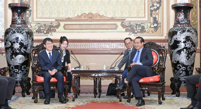 김정기_권한대행_호치민시_인민위원장_면담_사진_3