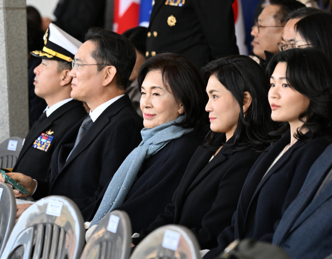 제139기 해군사관후보생 임관식 참석한 삼성가<YONHAP NO-3196>