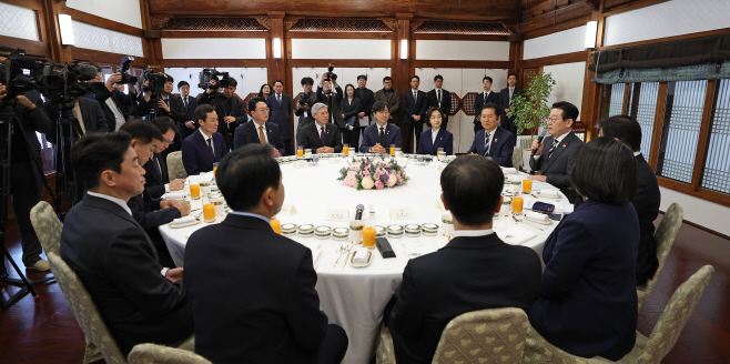 국힘 불참 속 진행된 정당 지도부 초청 오찬