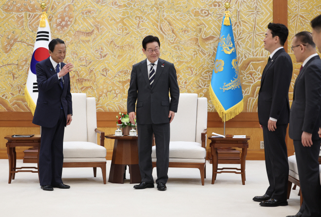 위성락 안보실장에게 인사하는 아소 다로 전 총리