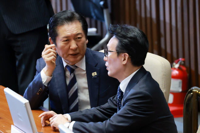 대화하는 민주당 정청래 대표-김민석 국무총리<YONHAP NO-4067>