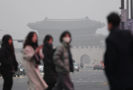 미세먼지로 뿌연 도심<YONHAP NO-2202>