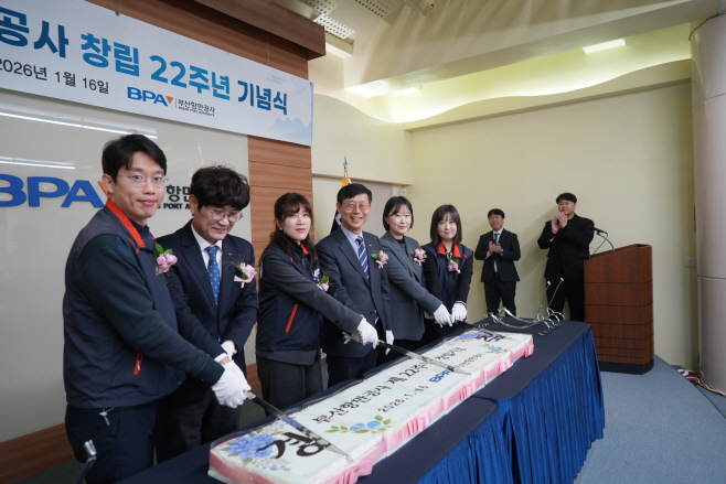 [260116 보도사진] 창립 22주년 기념식에서 축하 떡을 노사가 함께 자르고 있다