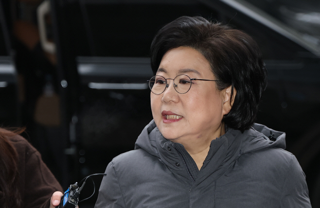 취재진 질문에 답하는 이혜훈 후보자<YONHAP NO-2250>