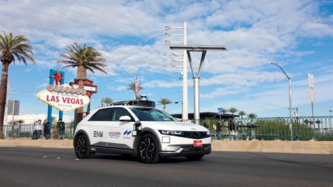 260112 (사진1) 모셔널 로보택시가 라스베이거스 시내를 주행하는 모습