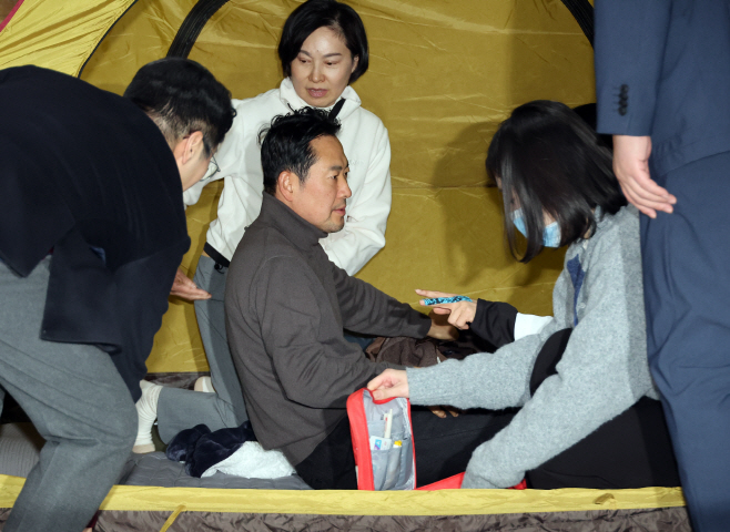 나흘째 단식 국민의힘 장동혁 대표, 의료진 진찰<YONHAP NO-4420>