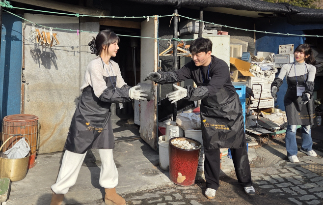 [SOOP 보도자료] SOOP, 개그맨·스트리머·임직원과 함께 연탄 나눔 봉사 활동 진행 (2)