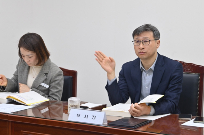 하남시 국별주요업무보고회에서 공정식 하남 부시장이 주요 현안과 역점 사업에 대한 질의응답을 주고받고 있다.