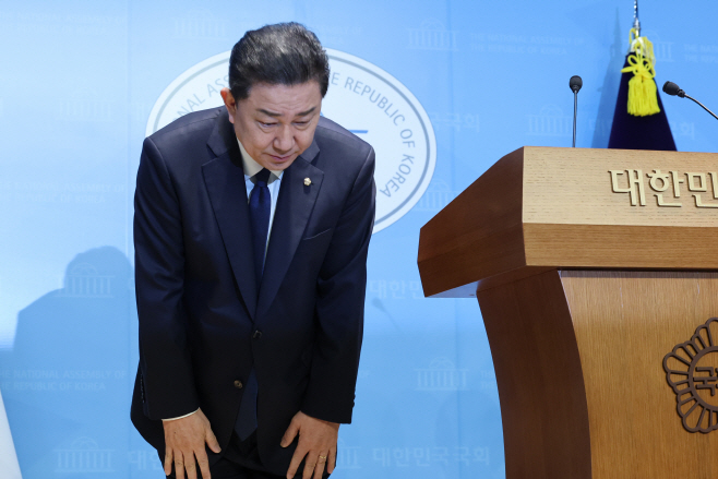 사과 인사하는 김병기 의원<YONHAP NO-2470>