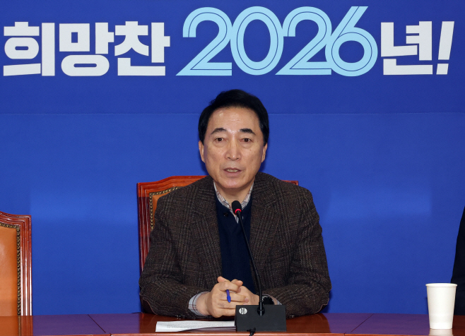 현안 관련 기자 간담회 하는 민주당 박수현 수석...<YONHAP NO-3553>