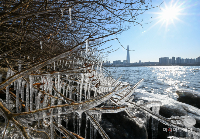 한파 얼어붙은 한강1