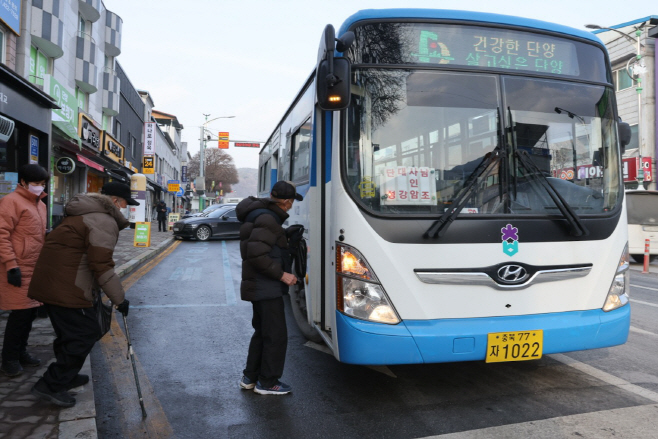 보도 1) 시내버스를 이용하는 어르신들(2)