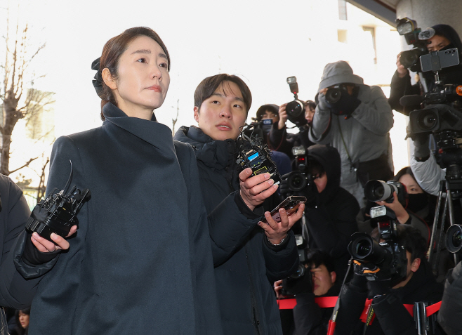 경찰 출석하는 강선우 의원<YONHAP NO-2226>