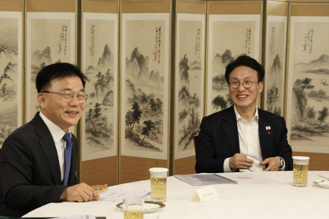 김민석 국무총리-산은회장 경제현안간담회 003