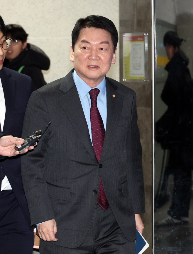 '대안과미래' 참석하는 안철수 의원<YONHAP NO-2095>