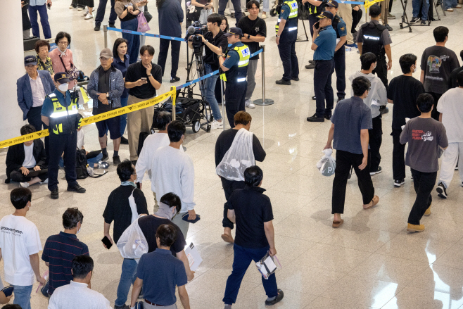 미국 구금 한국인 근로자들, 무사 귀국<YONHAP NO-3952>