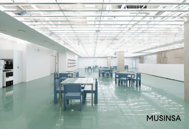 [무신사 사진자료] 무신사 스튜디오 신당점의 라운지 모습