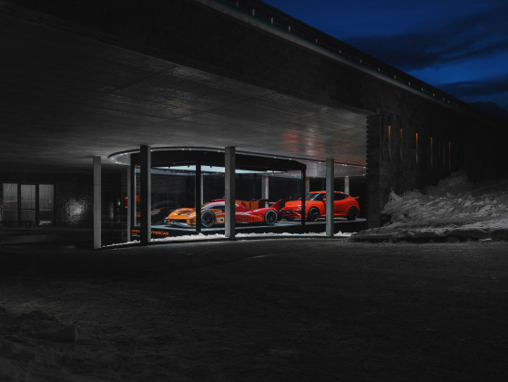 (사진 2) 스위스 다보스에 위치한 아메론 호텔에 전시된 'GMR-001 하이퍼카'와 'GV60 마그마' (왼쪽부터)