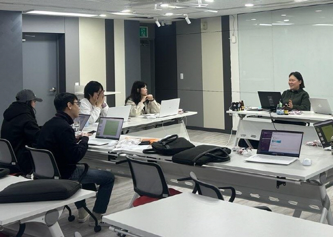 07.2 청주시·청년센터, 고립·은둔청년 이어 위기 청년도 품는다. 사진(가상회사프로그램 주간회의)