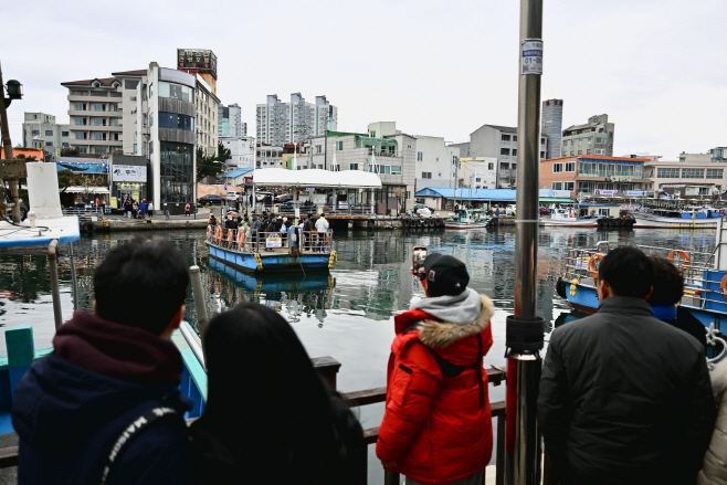 1. 관광 관련(겨울철 아바이마을 및 갯배 전경) (1)