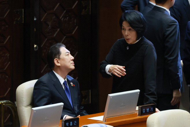 최민희 과방위원장과 대화하는 김병기 원내대표<YONHAP NO-2427>
