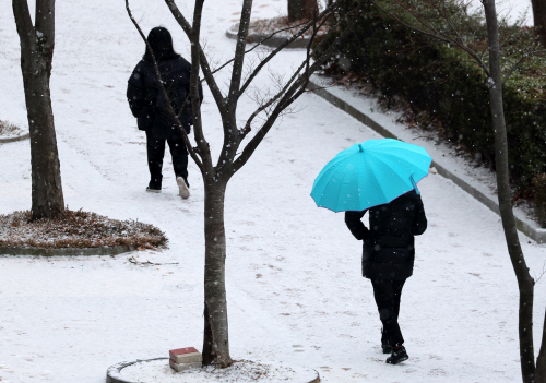 눈 내린 거리<YONHAP NO-3541>