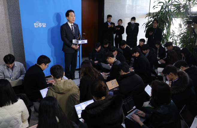 합당제안 배경 설명하는 박수현 대변인<YONHAP NO-2821>