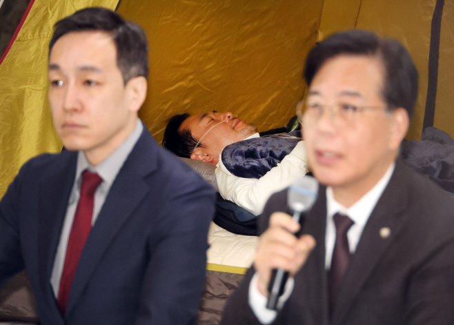 단식 8일 차 장동혁 대표 앞 최고위원회의<YONHAP NO-2645>