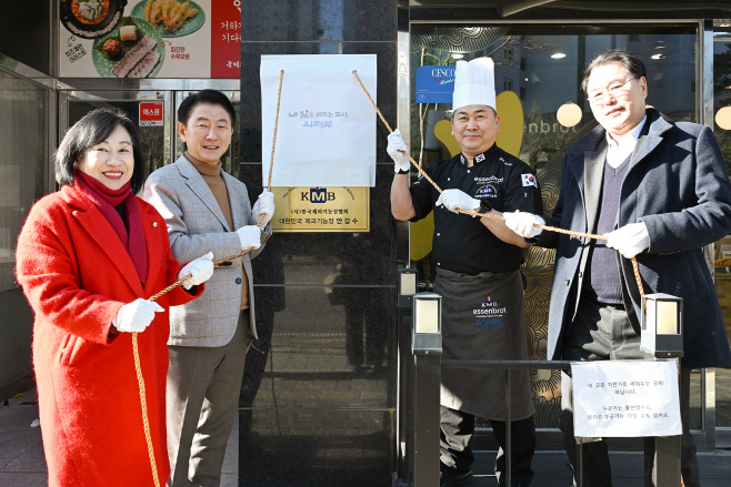 1.일자리경제과(의정부시 대표 장인 2인 탄생…담다헌·에센브로트에 ‘명장 현판’ 걸려)4