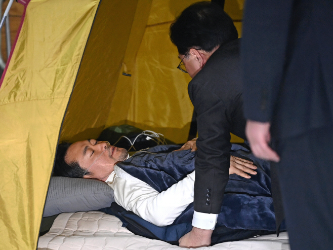 장동혁 살피는 송언석