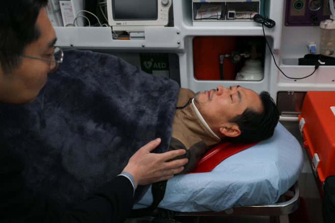 단식 8일 만에 건강 악화로 이송되는 장동혁 대표<YONHAP NO-3447>