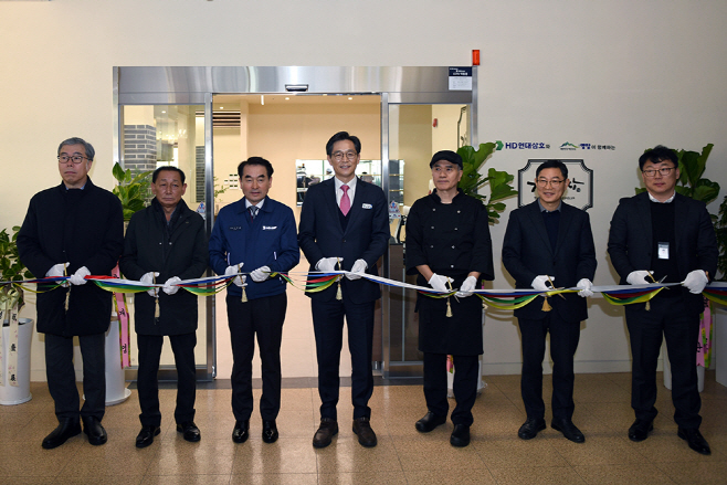 고령자친화기업개소식 테이프커팅 기념촬영