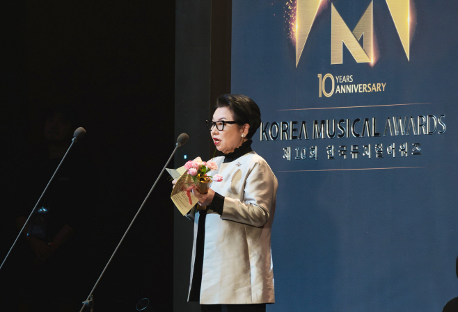 지난 19일 CJ문화재단이 세종문화회관 대극장에서 열린 ‘제10회 한국뮤지컬어워즈’에서 공로상을 수상한 가운데 민희경 CJ사회공헌추진단장이 소감을 전하고 있다 한국뮤지컬어워즈협회