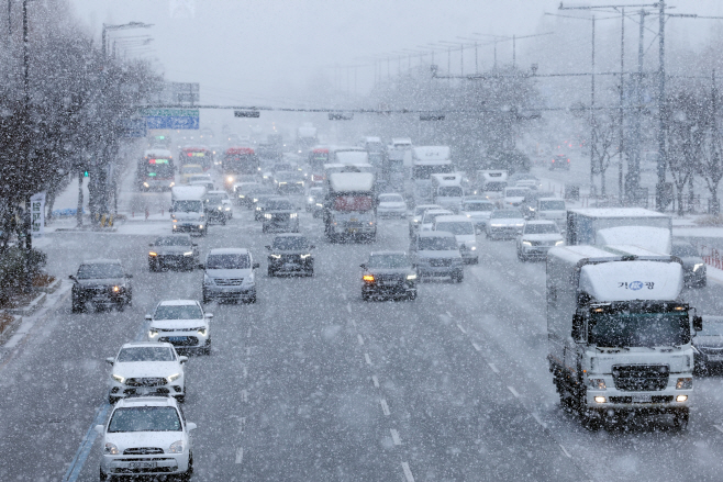 폭설 속 출근길<YONHAP NO-3094>