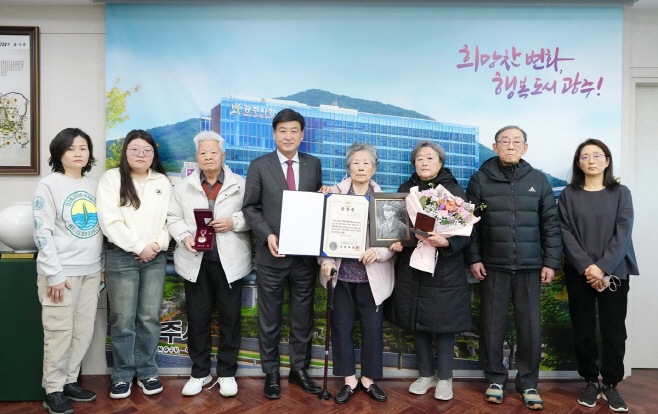 광주시 625 전쟁 참전 고 최갑용 소위 유가족에 화랑무공훈장 전수