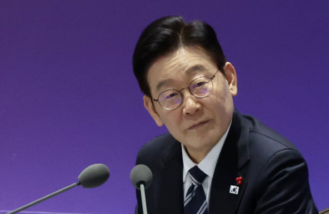 울산시민 발언 듣는 이재명 대통령<YONHAP NO-5364>