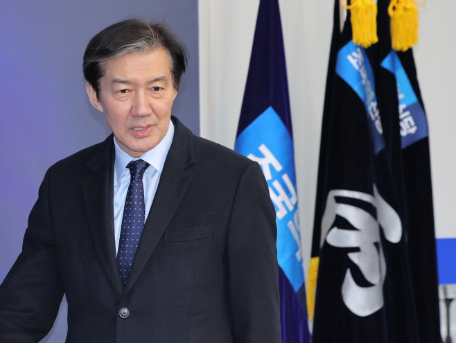 '당내 합당 논의' 의원총회 참석하는 조국 대표