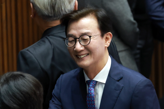 본회의 참석한 전재수 의원<YONHAP NO-4059>