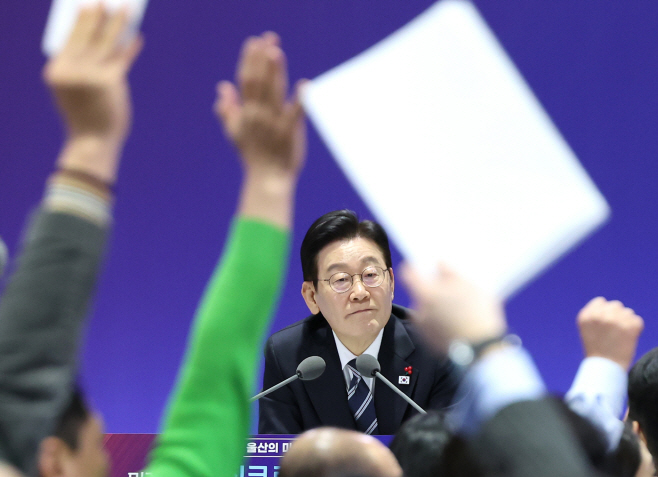 발언권 요청을 받는 이재명 대통령<YONHAP NO-5553>