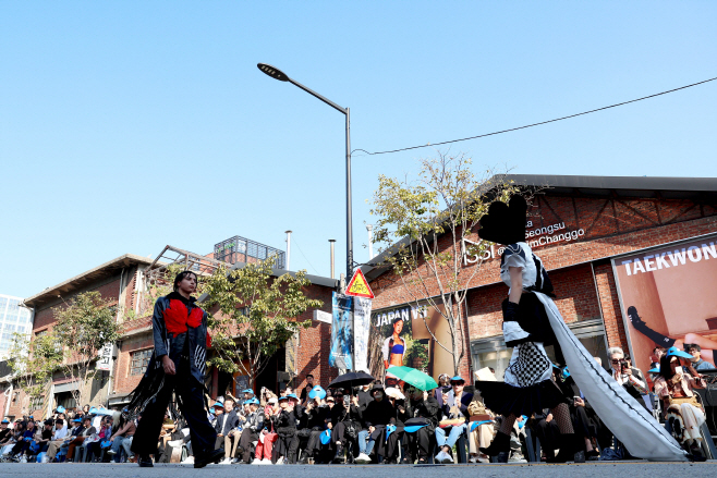 ‘크리에이티브X성수’ 행사에서 ‘패션 성수’를 진행하고 있는 모습