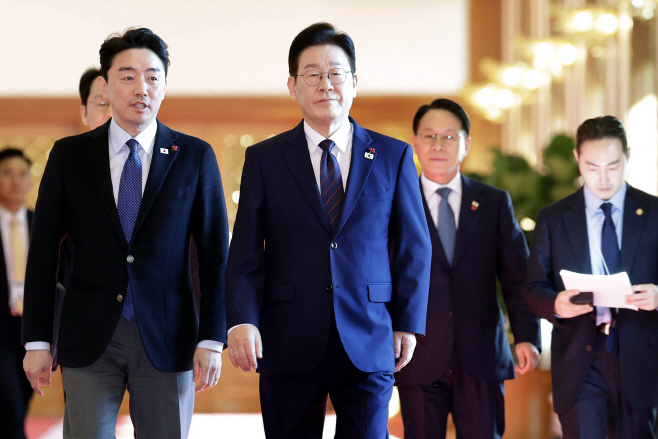 회의실 향하는 이재명 대통령과 강훈식 비서실장