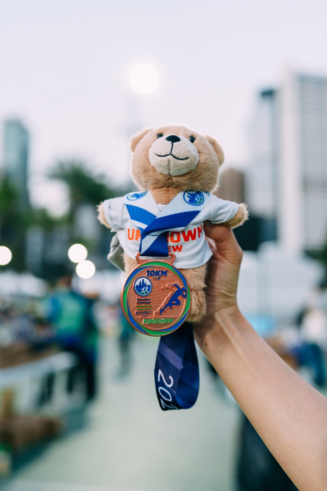 [출처_ 인스타그램 @eophoto] ‘2026 스탠다드차타드 홍콩 마라톤’ 완주 메달