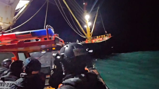 경찰관 중국어선 등선 영상.00_00_36_25.스틸 001