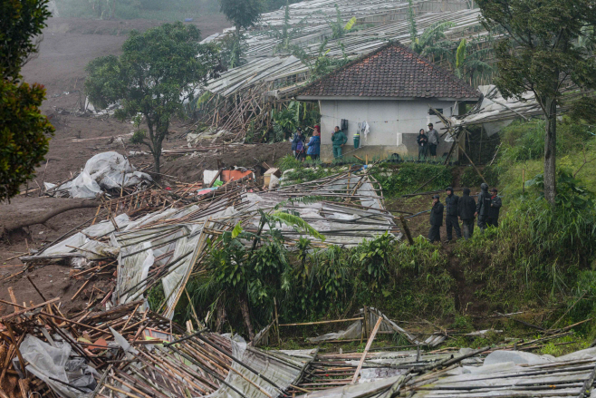 INDONESIA-ENVIRONMENT-LANDSLIDE <YONHAP NO-3882> (AFP)