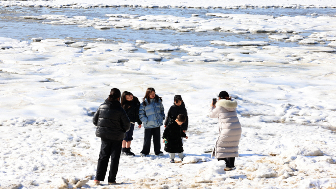 겨울 바다 추억 만들기<YONHAP NO-3160>